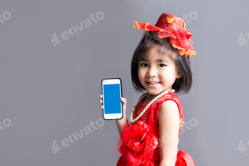 Preview: Asian Girl In Red Vintage Dress Show Blank Screen Smartphone In Shopping Concept
