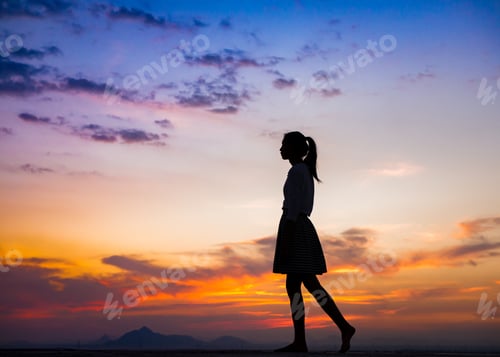 Vista previa: Silhouette Of Free Woman Enjoying Freedom Feeling Happy At Sunset. Relaxing Woman In Pure Happiness