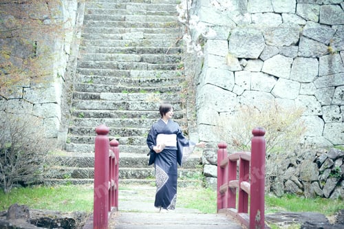 Preview: Kimono Woman