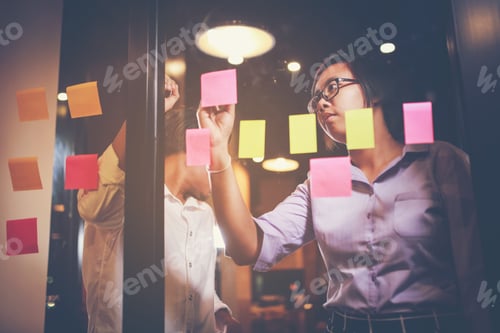 Preview: The Office Woman Work Planning Meeting Hand Holding Sticker Pinned On The Glasswork Planning