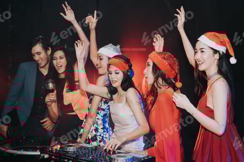 Visualização: Conceito de festa de ano novo, festa de amigos com DJ na boate. Grupo de jovens felizes