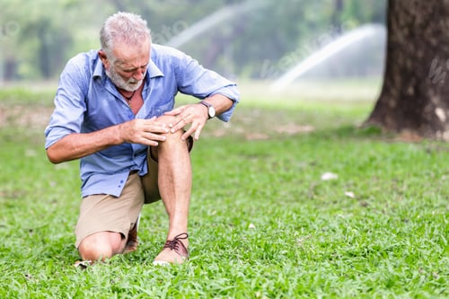 Preview: Health Elderly Concept Senior Men Cardiac Knee Ache In Park Severe Heartache