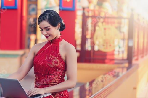 Preview: Chinese Online Concept, Chinese Girls In Chinese Dress Traditional Cheongsam Using Laptop To Work