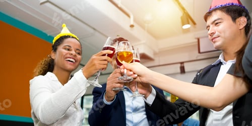 Visualização: Grupo de colegas felizes se divertindo em uma celebração de Ano Novo ou sucesso nos negócios.
Colegas de trabalho