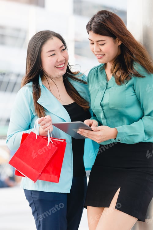 Preview: Beautiful Girls In City Holding Shopping Bags,Using A Smart Phone Playing Shopping Online