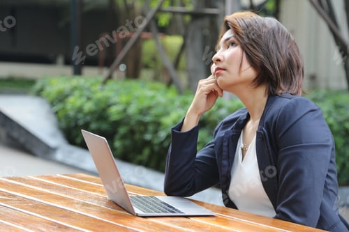 Preview: Asian Business Woman Look Around For Inspiration Of Working On Public Park For Get Good Idea With