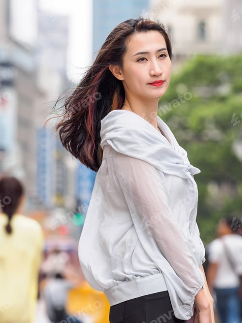 Vista previa: Beautiful Woman Walking On Nanjing Road In Shanghai.