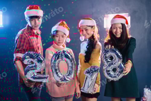 Visualização: Festa de
Ano Novo. Feliz Natal 2018 em Nightclub. Amigos comemorando juntos e segurando
um balão