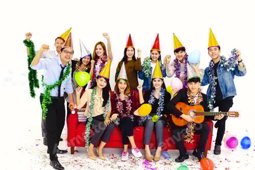 Visualização: Jovens alegres sentados no sofá vermelho, fundo branco isolado, conceito de festa de grupo de pessoas