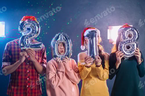 Visualização: Festa de
Ano Novo. Feliz Natal 2018 em Nightclub. Amigos comemorando juntos e segurando
um balão