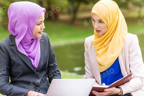 Preview: Muslim Students/Businesswomen Discussing