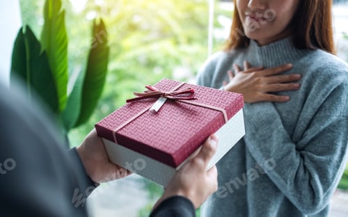 Vista previa: A Boyfriend Surprising And Giving His Girlfriend A Gift Box