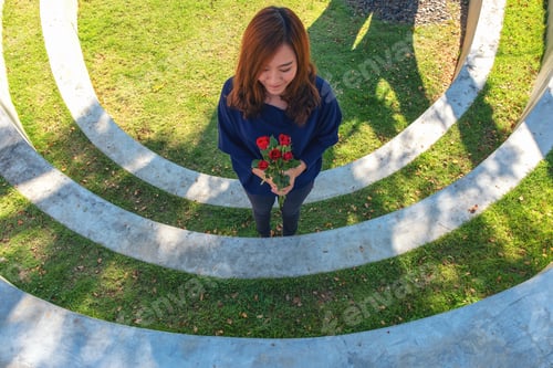 Preview: A Beautiful Asian Woman Holding Red Roses Flower With Feeling Happy On Valentine'S Day