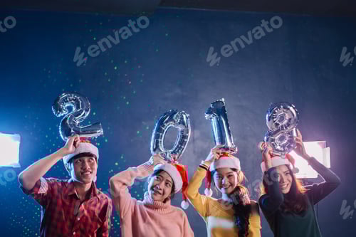 Visualização: Festa de
Ano Novo. Feliz Natal 2018 em Nightclub. Amigos comemorando juntos e segurando
um balão
