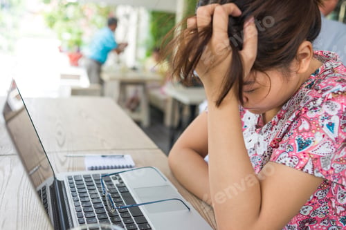 Trabajador independiente estresado pensando en problemas problemáticos