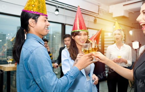 Visualização: Grupo de colegas felizes se divertindo em uma celebração de Ano Novo ou sucesso nos negócios.
Colegas de trabalho