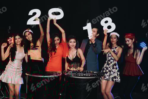 Visualização: Conceito de festa de ano novo de 2018, festa de amigos com DJ na boate. Grupo de jovens asiáticos