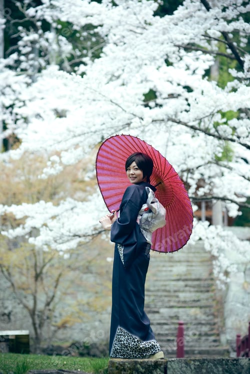 Preview: Kimono Woman