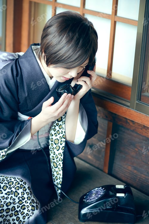 Preview: Beautiful Woman Of A Telephone Call Kimono In The Dial-Up Phone