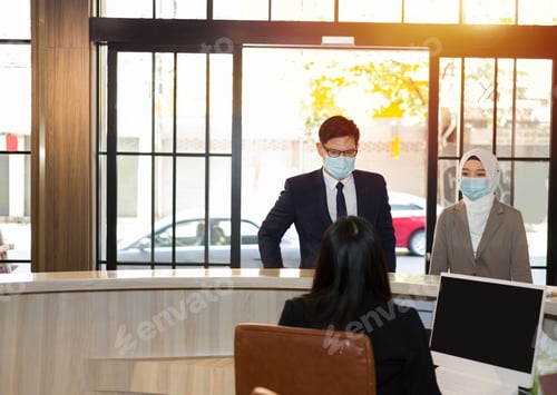 Visualização: Asian People Are Contacting The Information Counter For Room Information.