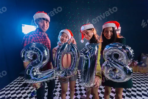 Visualização: Festa de
Ano Novo. Feliz Natal 2018 em Nightclub. Amigos comemorando juntos e segurando
um balão