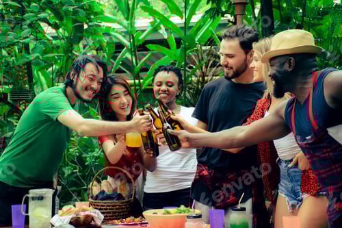 Visualização: Grupo de amigos fazendo uma festa de churrasco na natureza. Churrasco e festa.