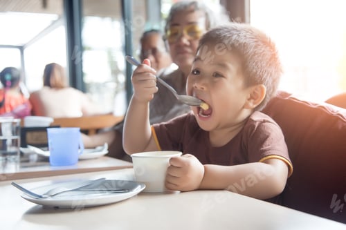 Visualização: Happy Grandson vive junto na hora do lançamento. Conceito de família feliz.