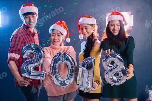 Visualização: Festa de
Ano Novo. Feliz Natal 2018 em Nightclub. Amigos comemorando juntos e segurando
um balão