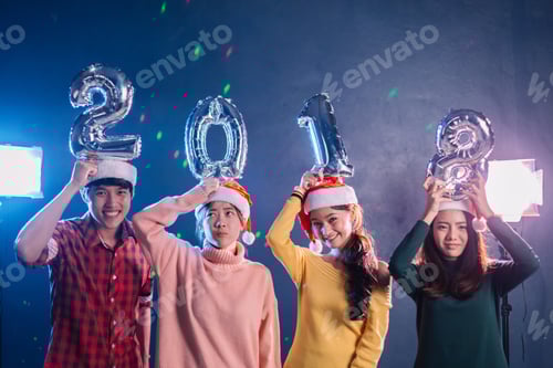 Visualização: Festa de
Ano Novo. Feliz Natal 2018 em Nightclub. Amigos comemorando juntos e segurando
um balão