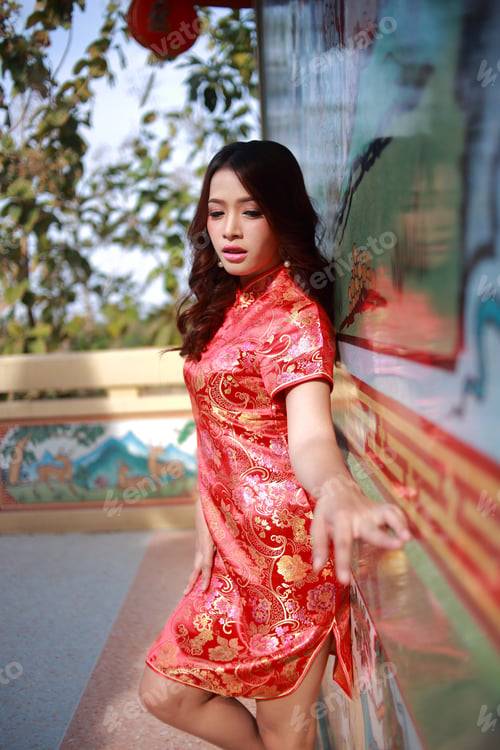 Preview: Portrait Of A Beautiful Chinese Woman In The Chinese Shrine Is A Public Place For The People