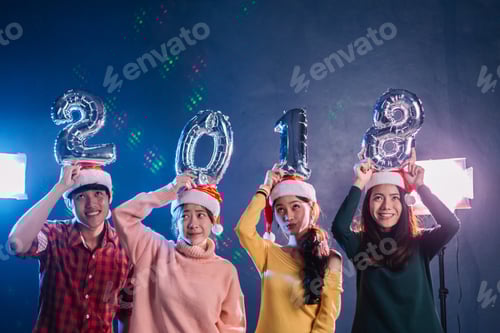 Visualização: Festa de
Ano Novo. Feliz Natal 2018 em Nightclub. Amigos comemorando juntos e segurando
um balão