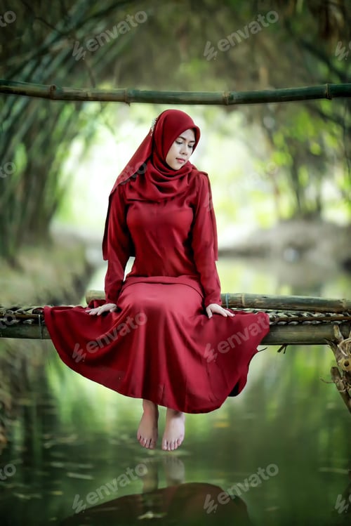 Preview: Muslim Women Dress Red In Bamboo Garden