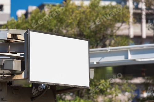 Visualização: Banner publicitário branco em uma rua da cidade, Kyoto, Japão. Espaço de cópia para texto. Quadro para texto