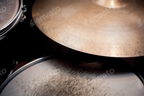 Vista previa: Drums Detail In Studio, Ride And Snare Drum Parts In Selective Focus