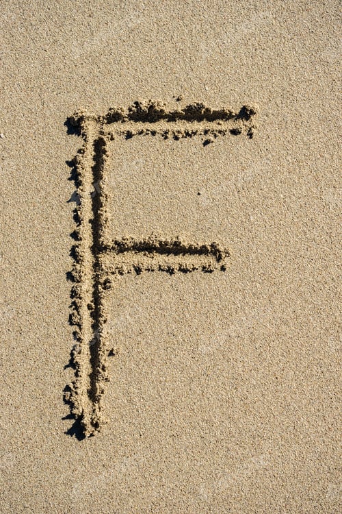 Vista previa: Letras del alfabeto de playa, letra F escrita en arena.