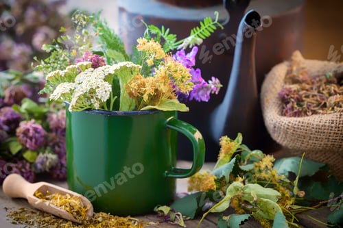 Visualização: Caneca esmaltada de ervas curativas de verão, chaleira de chá velha e plantas medicinais para chá de ervas saudável