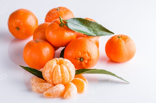 Vorschau: Saftige Mandarine auf weißem Acryl-Hintergrund