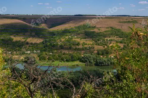 Visualização: Vista do rio a partir de uma enorme colina ou montanha através dos olhos de um caminhante em uma caminhada. Floresta verde