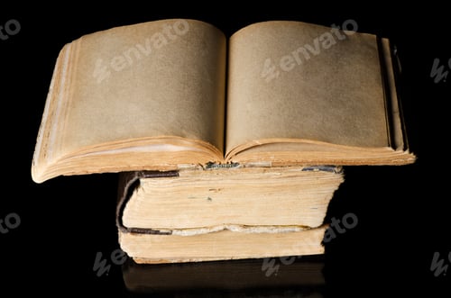 Vista previa: Pila de libros antiguos sobre fondo negro
