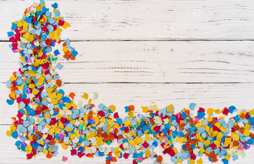 Visualização: Fundo de carnaval, festa, aniversário e celebração com decoração multicolorida de confetes.