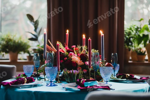 Vista previa: Comodidad y estilo. Diseño de eventos moderno. Configuración de la mesa en la recepción de la boda. Composiciones florales