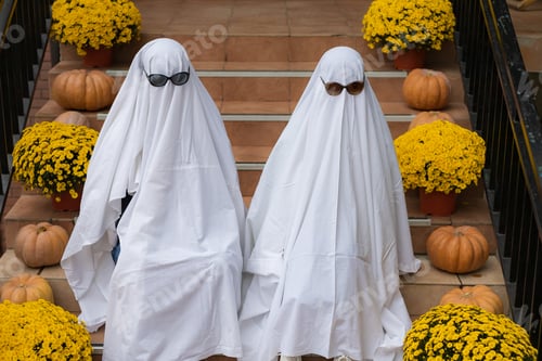 Preview: Popular Among Young People And Teenagers, The Trendy Entertainment Is To Dress In White Bedspreads