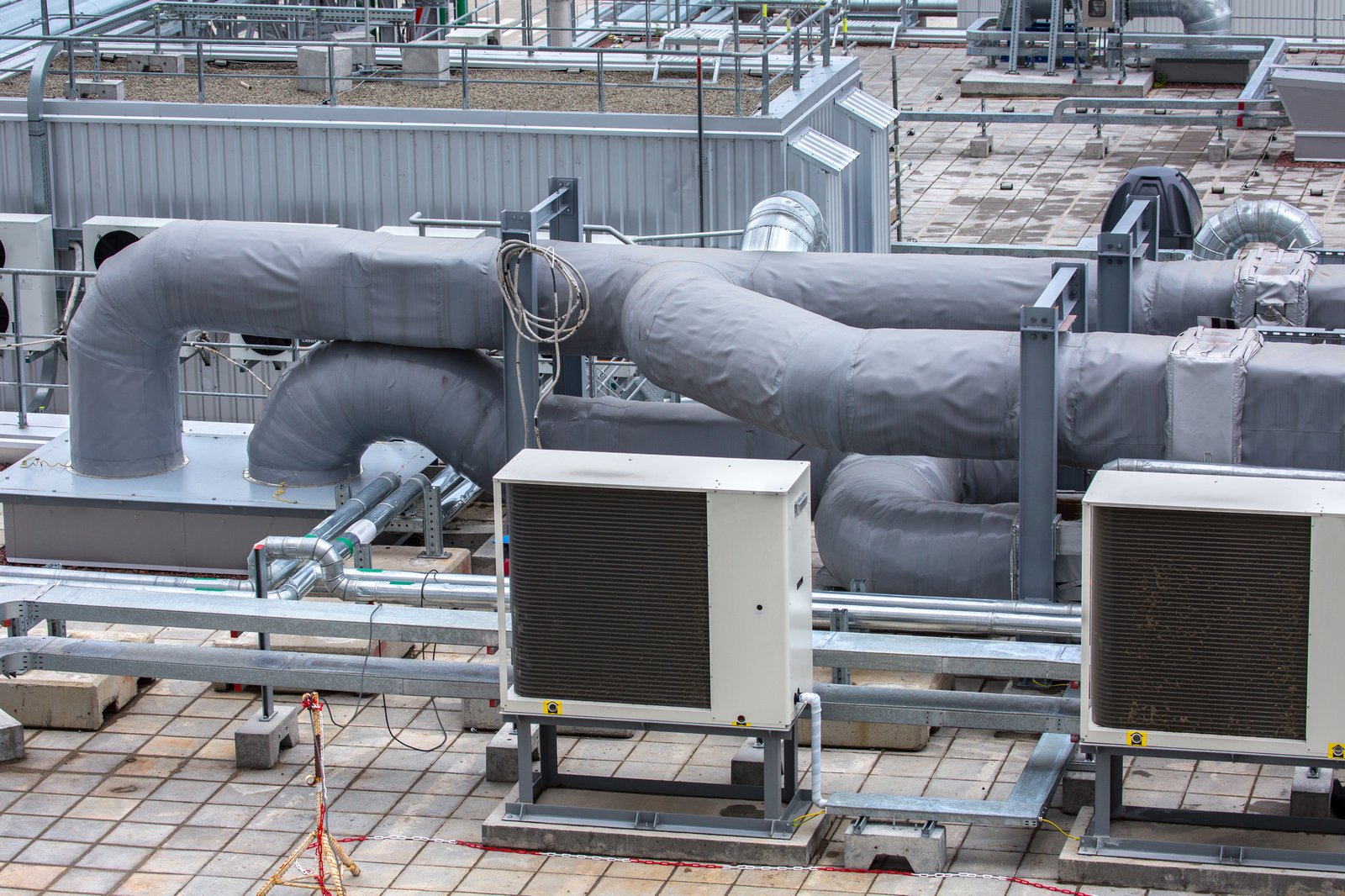 Installation d'unité CVAC de toiture sur bâtiment commercial à Montréal
