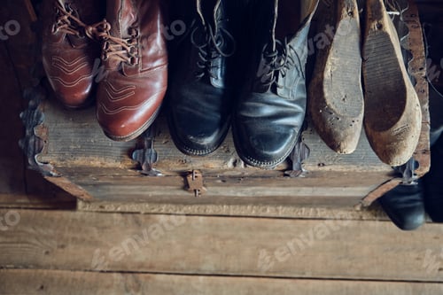 Preview: Old Retro Leather Shoes And Shoe Lasts In A Shoemaker Workshop.