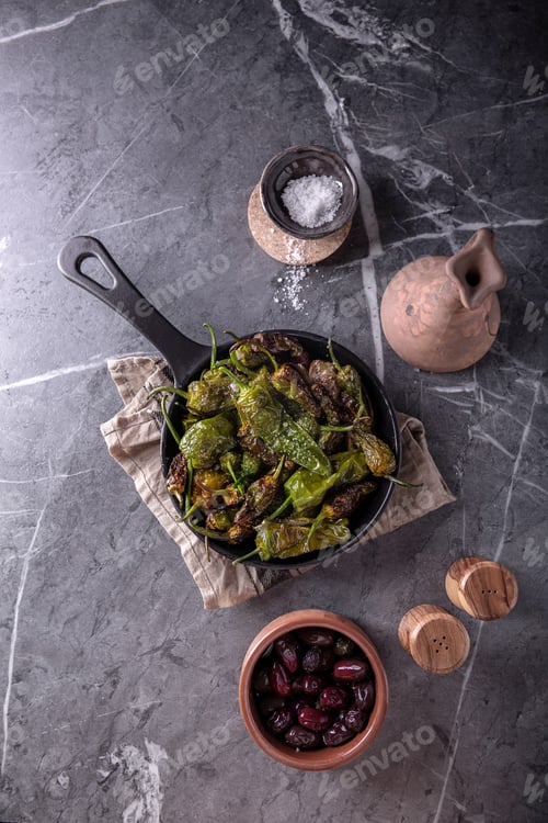 Preview: Traditional Spanish Tapas Pimientos De Padron - Fried Small Peppers Served With Sea Salt Andolives