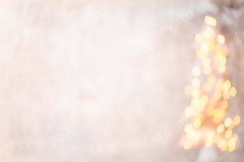 Visualização: Silhueta de árvore de Natal desfocada com luzes desfocadas.