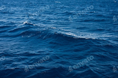 Vorschau: Meeresoberfläche. Blauer Wasserhintergrund. (Selektiver Fokus)