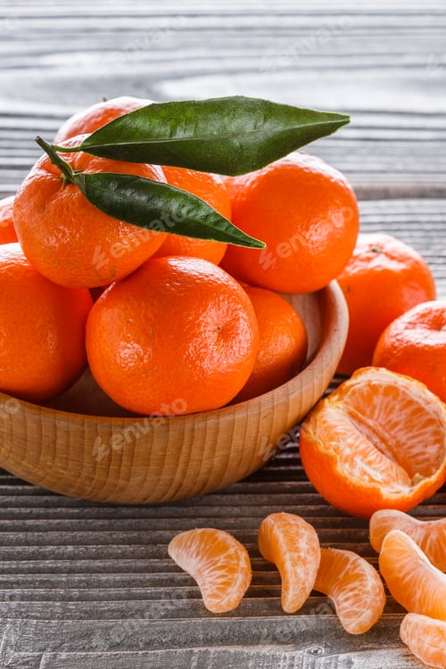 Vorschau: Saftige Mandarine auf einem grauen rustikalen Holzhintergrund