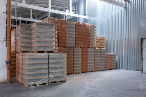 Vista previa: El almacenamiento y el transporte en las instalaciones de la industria alimentaria industrial. Botellas transparentes de vidrio para alcohólicos