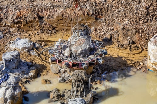 Preview: Hydraulic Pile Breaker, Unit Drops Over The Top Of The Pile Then The Powerful Rams Easily Break And
